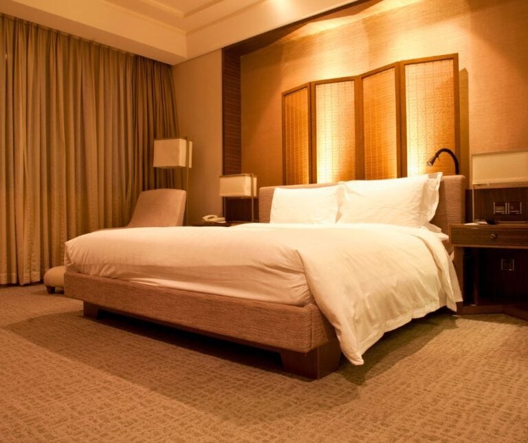 Do pilots get discounts at German hotels near airports?