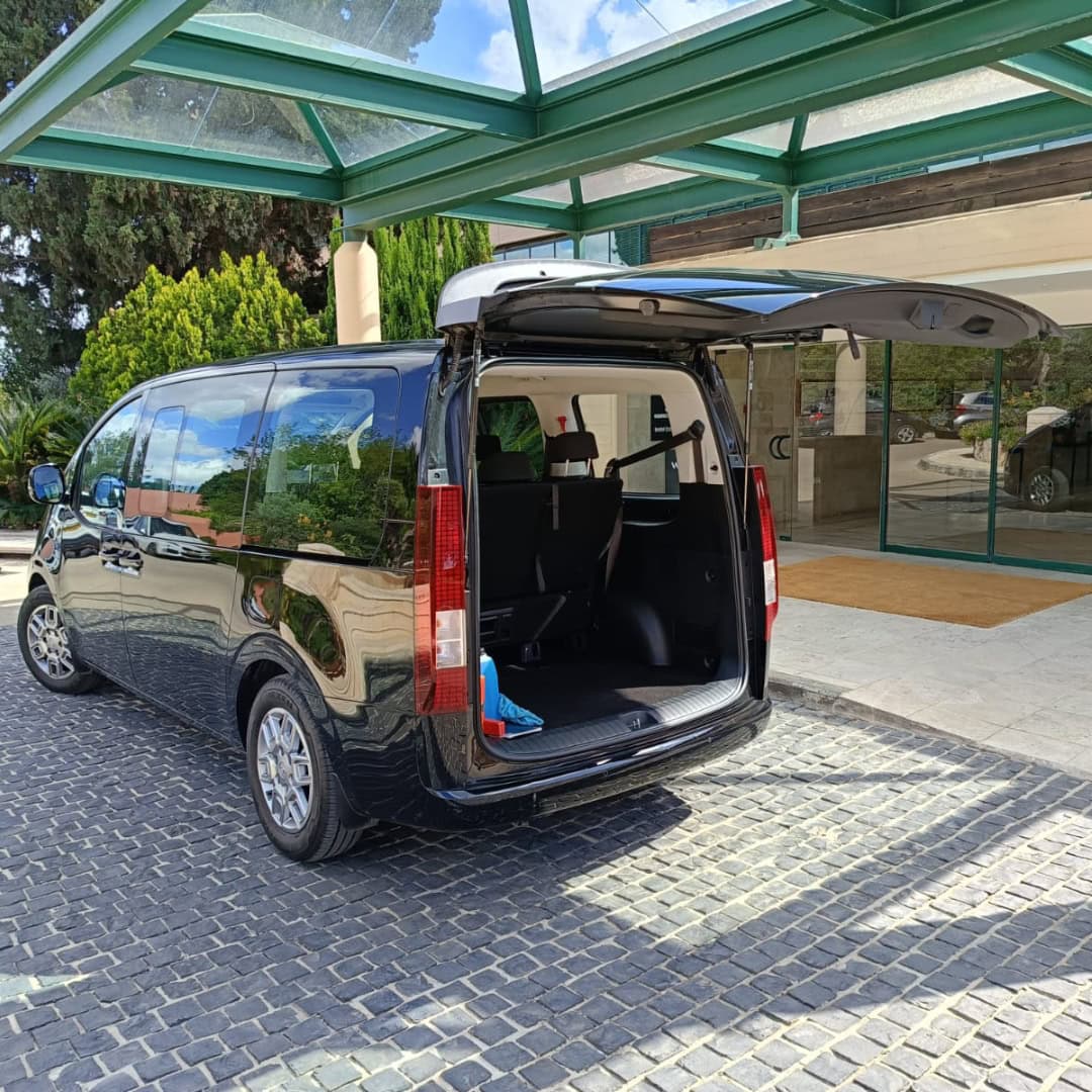 Where do pilots stay near LeipzigHalle Airport (LEJ)