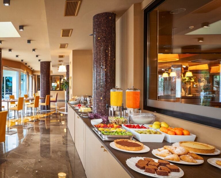 Crew accommodation booking for airline staff